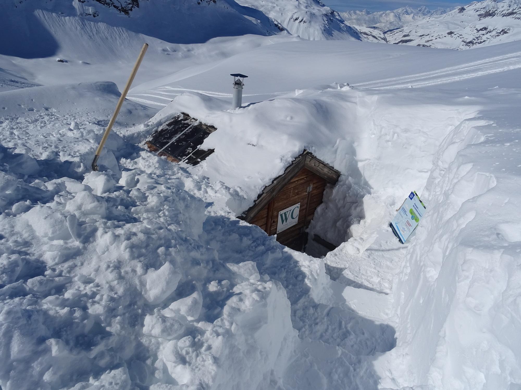 refuge fond des fours vanoise printemps ski de randonnée WC